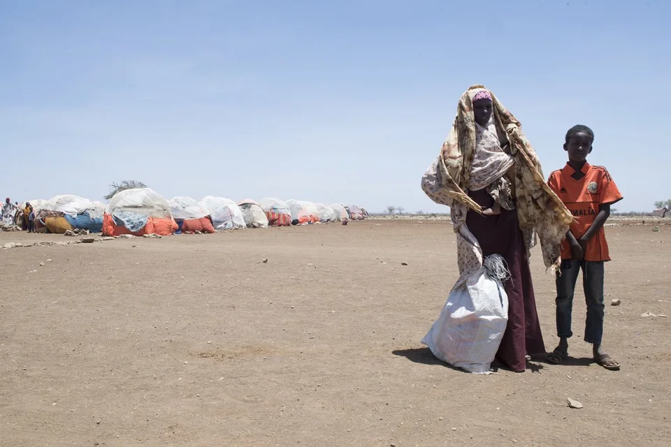 CH1659625-Leylo-28-photographed-with-her-four-month-old-son-Assad-and-her-12-year-old-son-Yuusuf-in-a-camp-in-Baidoa-in-the-South-West-State-of-Somalia_1 CH1659625-Leylo-28-photographed-with-her-four-month-old-son-Assad-and-her-12-year-old-son-Yuusuf-in-a-camp-in-Baidoa-in-the-South-West-State-of-Somalia_1