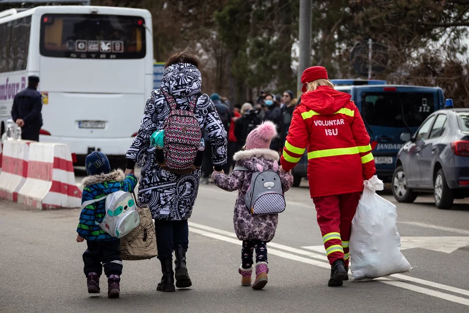 CH1654412-Ukrainian-children-crossing-border-into-Romania_2