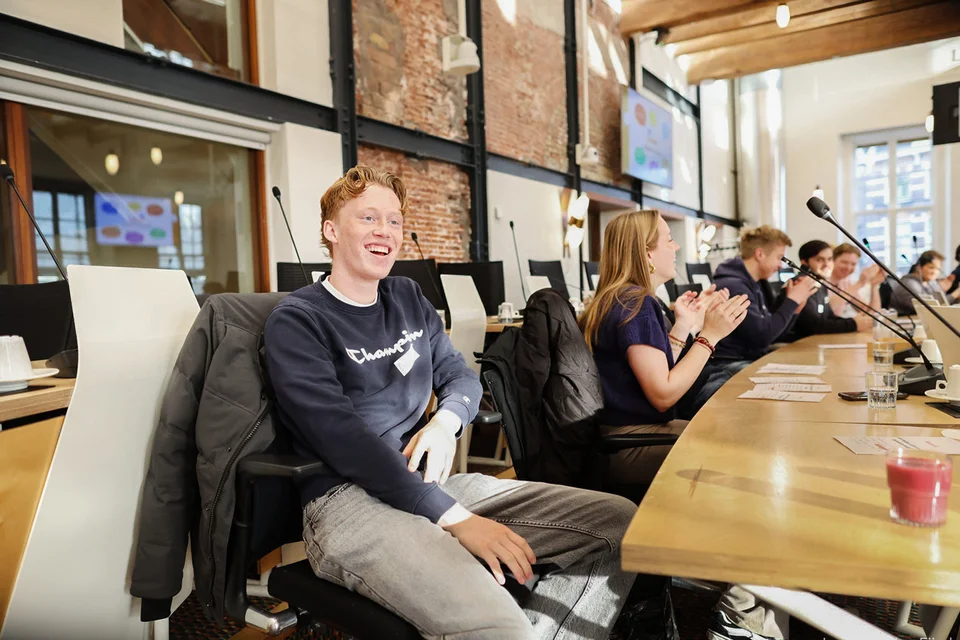 jongeren in een raadszaal