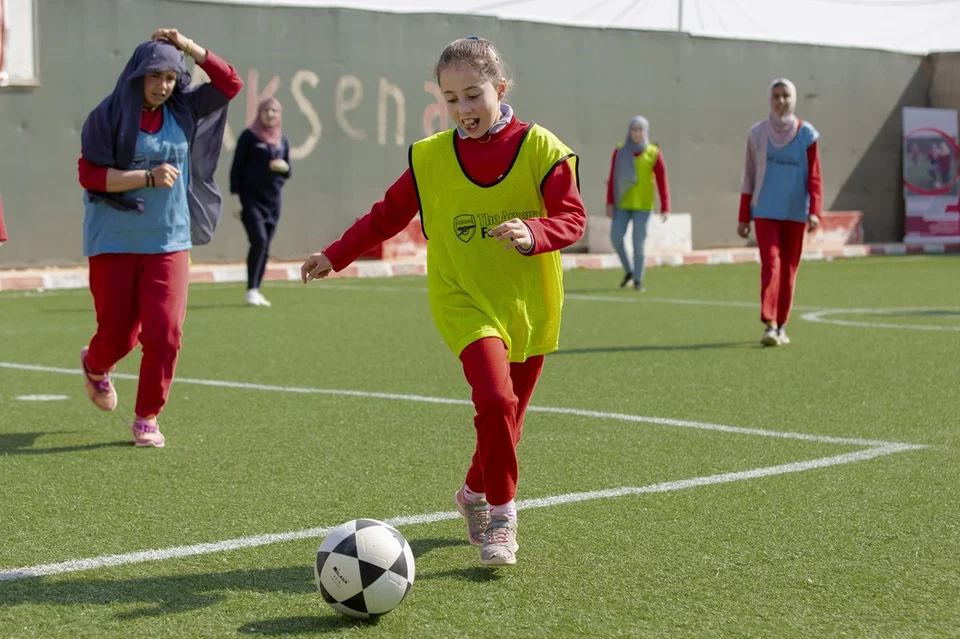 CH1796298-Jana-age-13-playing-football-at-the-girls-pitch.aspx%3Fwidth%3D1200%26height%3D799%26ext%3D.jpg.webp