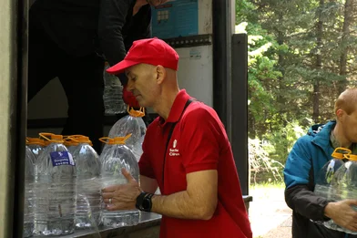 CH1679209-David-Wright-Chief-Operating-Officer-helps-with-a-water-delivery-in-Ukraine-Donetsk.JP CH1679209-David-Wright-Chief-Operating-Officer-helps-with-a-water-delivery-in-Ukraine-Donetsk.JP