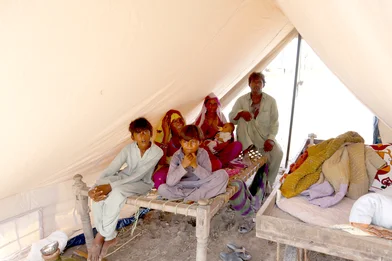 CH1723119-Guddi-s-family-living-in-a-makeshift-tent-provided-by-Save-the-Children-Sindh.JPG CH1723119-Guddi-s-family-living-in-a-makeshift-tent-provided-by-Save-the-Children-Sindh.JPG