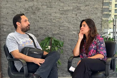 Nadia Moussaid in gesprek met een vader