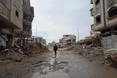 De vernietiging van Gaza; silhouet van een man tussen verwoeste gebouwen