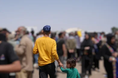 Een vader met zijn kind aan de grens van Afghanistan