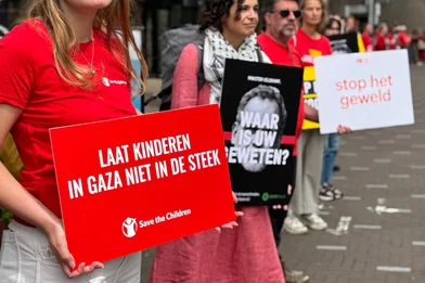 Save the Children protesteert samen met andere hulporganisaties bij de Tweede Kamer